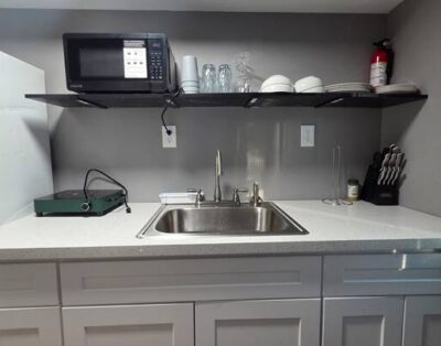 Modern 1BD/1BA Studio | Fully Equipped Kitchenette